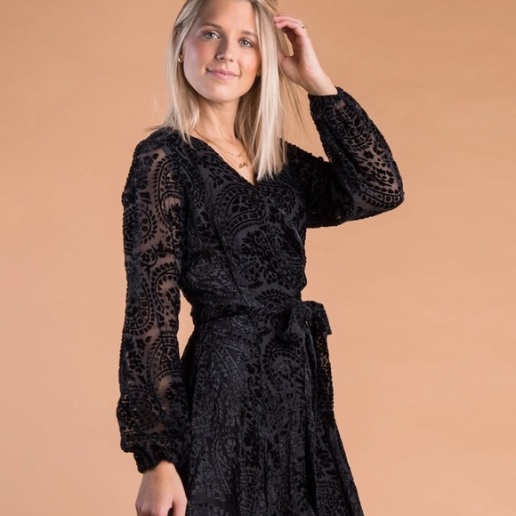 ISO CALLED TO SURF TABITHA DRESS - BLACK VELVET - Picture 2 of 2